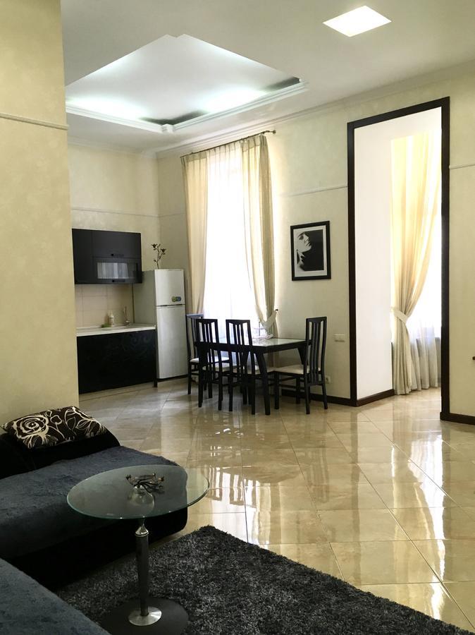 Downtown Prestige Apartment Odessa Buitenkant foto