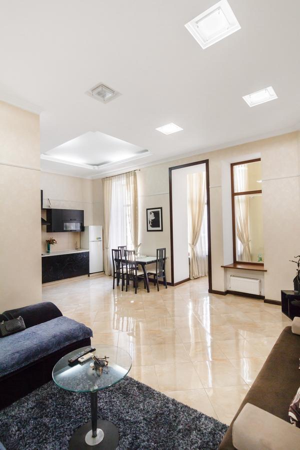 Downtown Prestige Apartment Odessa Buitenkant foto